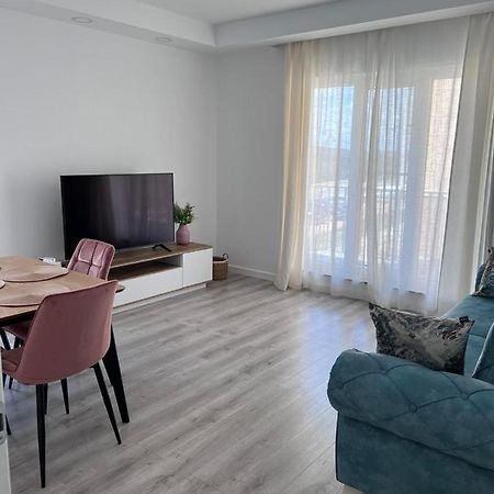 Cosmopolis Bliss: Your Home Away From Home Stefanestii de Jos ภายนอก รูปภาพ