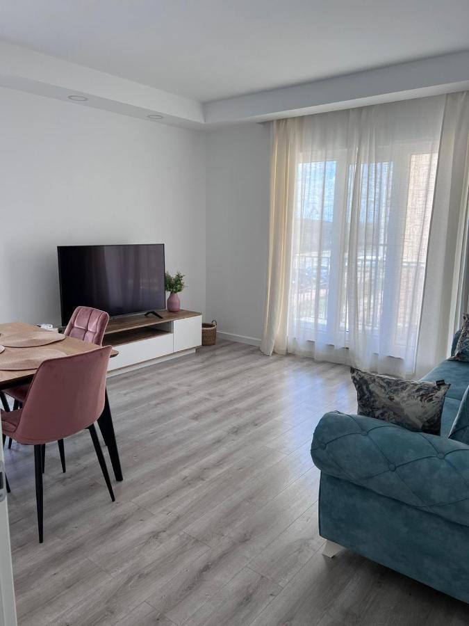 Cosmopolis Bliss: Your Home Away From Home Stefanestii de Jos ภายนอก รูปภาพ